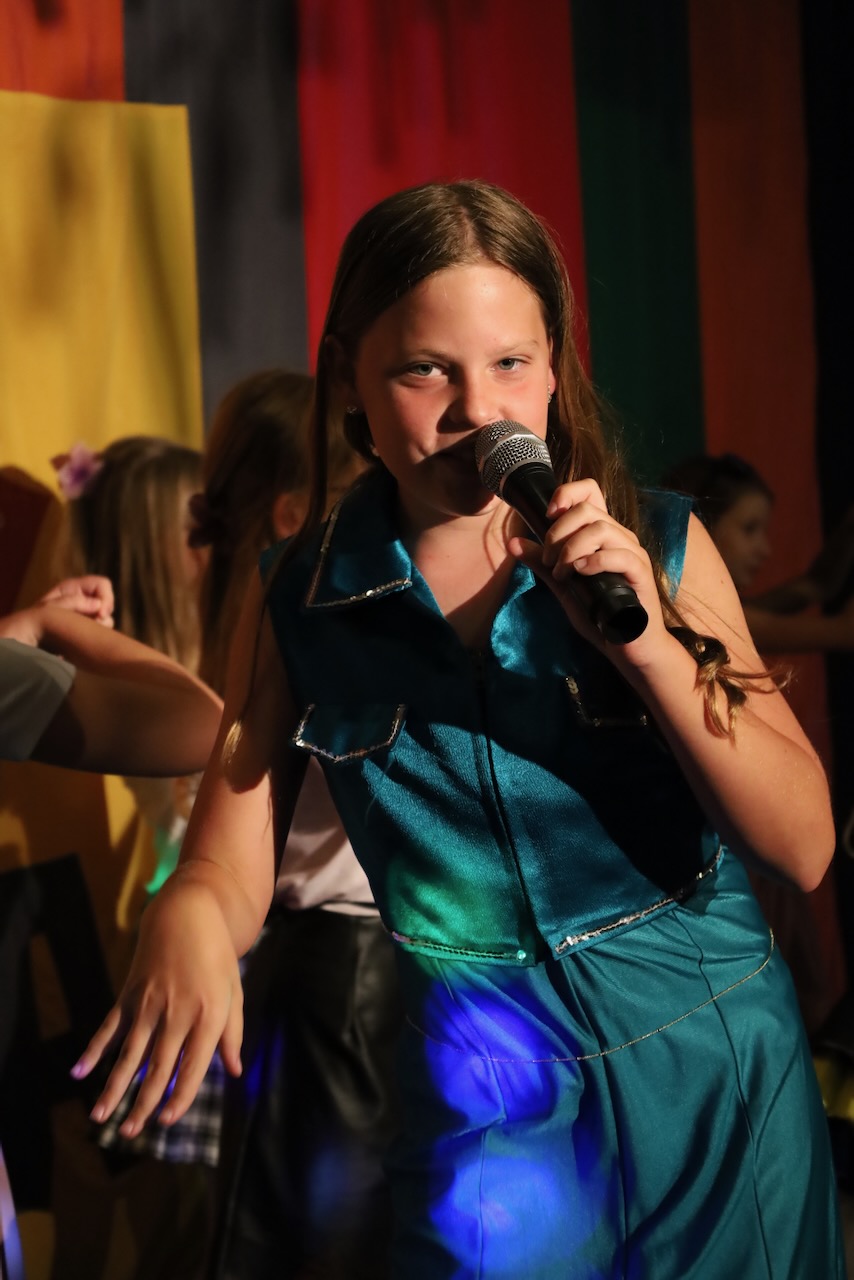 5. deň v detskom letnom tábore – kluby, batikovanie a hudobný festival