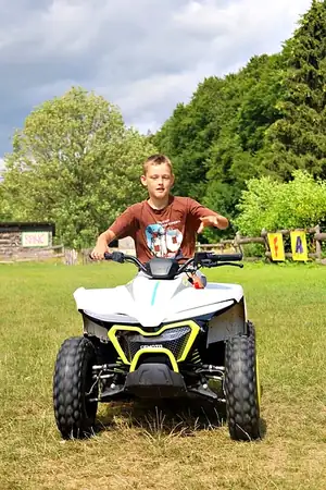 chlapec na štvorkolke v letnom tábore Fantázia