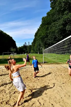 deti hrajú plážový volejbal v letnom tábore Fantázia