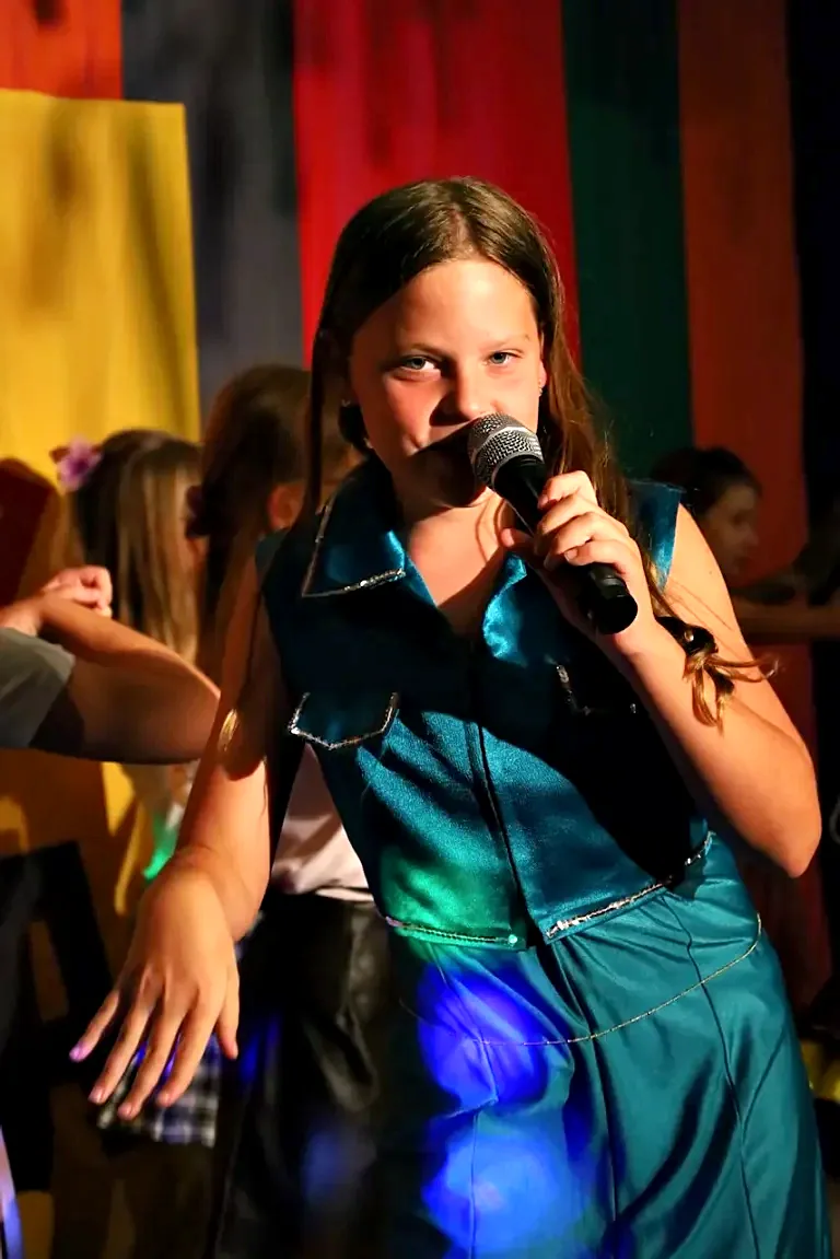 5. deň v detskom letnom tábore – kluby, batikovanie a hudobný festival