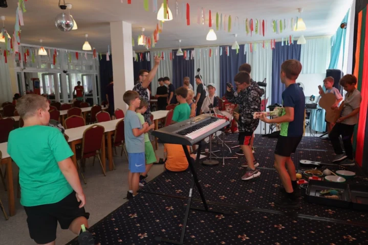 deti v letnom tábore Fantázia – 3. fantastický turnus 2026, 7. deň, Príprava na festival – fotka 17 z 64