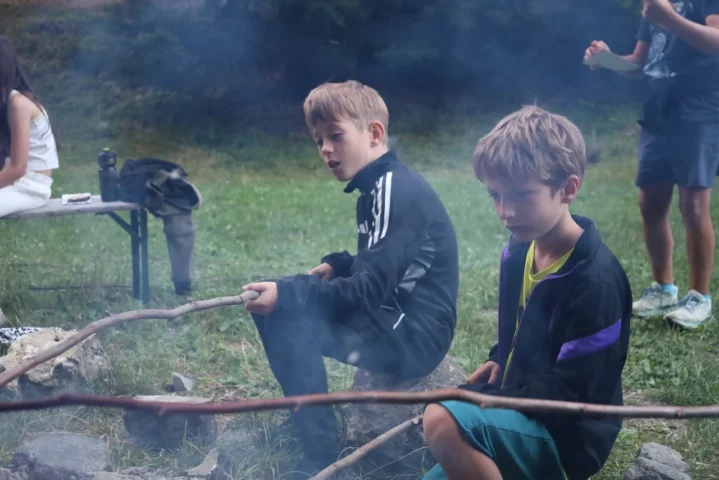 deti v letnom tábore Fantázia – 3. fantastický turnus 2026, 5. deň, Opekačka – fotka 13 z 56
