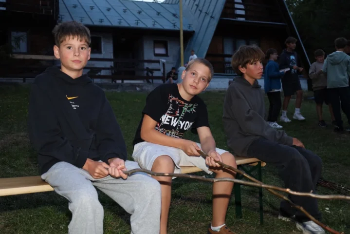 deti v letnom tábore Fantázia – 3. fantastický turnus 2026, 5. deň, Opekačka – fotka 38 z 56