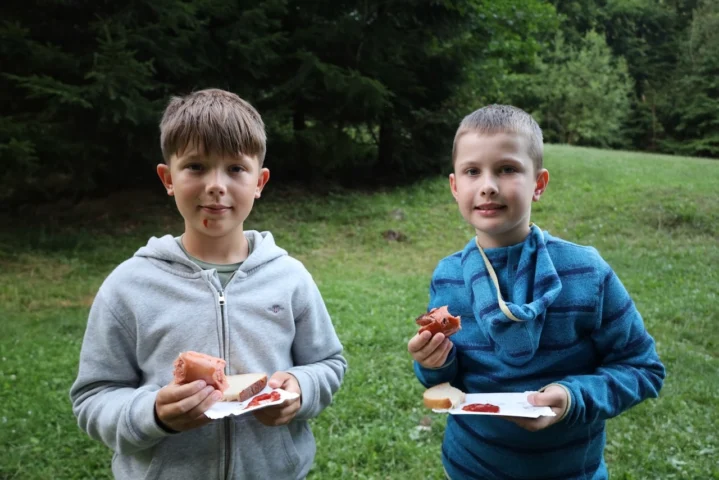 deti v letnom tábore Fantázia – 3. fantastický turnus 2026, 5. deň, Opekačka – fotka 10 z 56