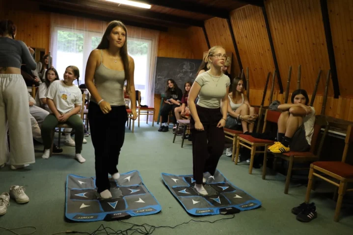 deti v letnom tábore Fantázia – 3. fantastický turnus 2026, 3. deň, Fantastické kluby po olovrante – fotka 46 z 58