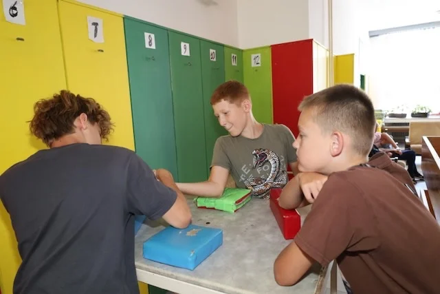 deti v letnom tábore Fantázia – 3. fantastický turnus 2026, 2. deň, Príprava na večerný program – fotka 24 z 33