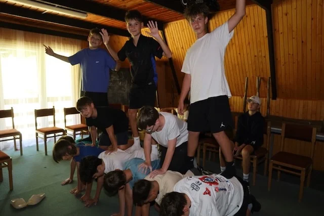 deti v letnom tábore Fantázia – 3. fantastický turnus 2026, 2. deň, Príprava na večerný program – fotka 30 z 33