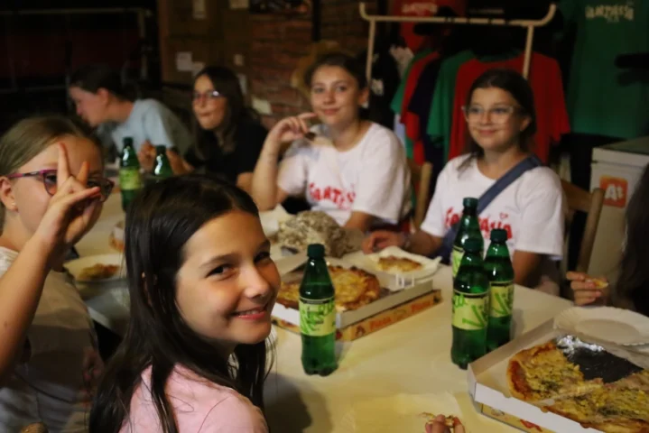 deti v letnom tábore Fantázia – 4. fantastický turnus 2026, 4. deň, Pizza party – fotka 6 z 9