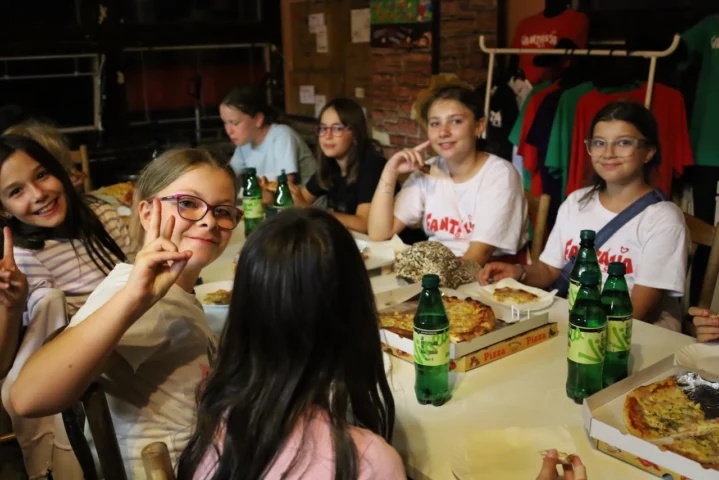 deti v letnom tábore Fantázia – 4. fantastický turnus 2026, 4. deň, Pizza party – fotka 7 z 9