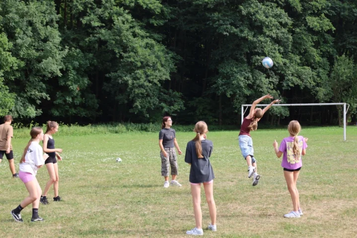 deti v letnom tábore Fantázia – 4. fantastický turnus 2026, 2. deň, Fantastické kluby popoludní – fotka 22 z 56