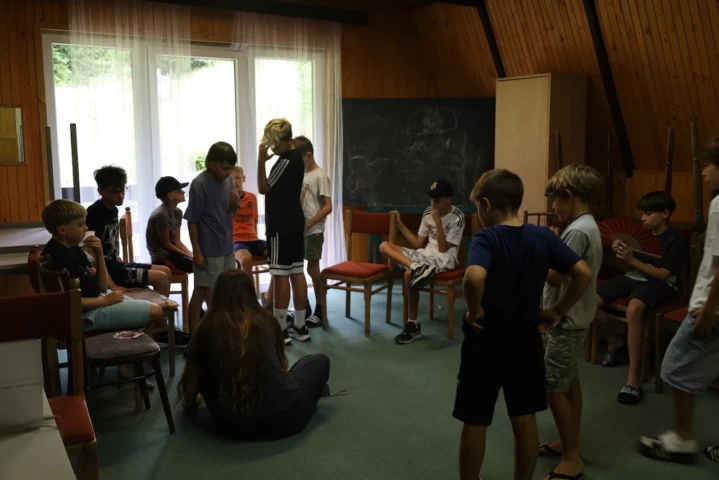 deti v letnom tábore Fantázia – 4. fantastický turnus 2026, 2. deň, Príprava na večerný program – fotka 12 z 16