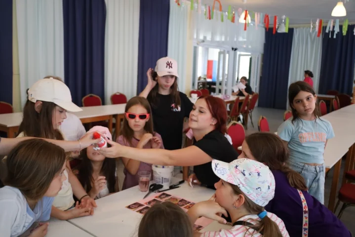 deti v letnom tábore Fantázia – 4. fantastický turnus 2026, 2. deň, Príprava na večerný program – fotka 4 z 16