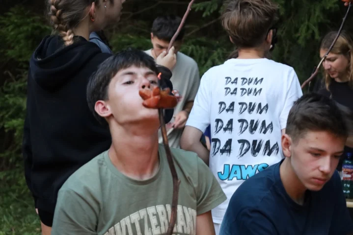 deti v letnom tábore Fantázia – 4. fantastický turnus 2026, 5. deň, Opekačka – fotka 27 z 42