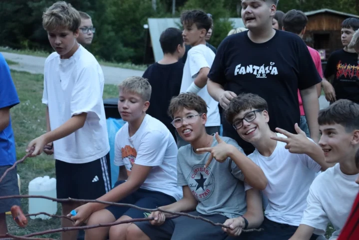 deti v letnom tábore Fantázia – 4. fantastický turnus 2026, 5. deň, Opekačka – fotka 20 z 42