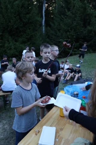deti v letnom tábore Fantázia – 4. fantastický turnus 2026, 5. deň, Opekačka – fotka 25 z 42