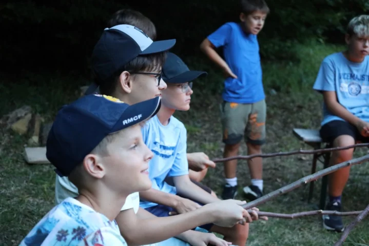 deti v letnom tábore Fantázia – 4. fantastický turnus 2026, 5. deň, Opekačka – fotka 13 z 42
