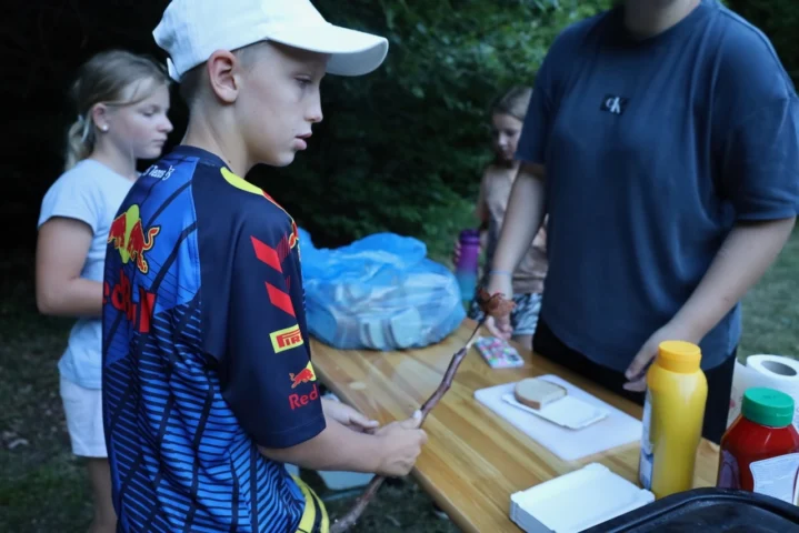 deti v letnom tábore Fantázia – 4. fantastický turnus 2026, 5. deň, Opekačka – fotka 17 z 42
