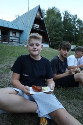 deti v letnom tábore Fantázia – 4. fantastický turnus 2026, 5. deň, Opekačka – fotka 23 z 42