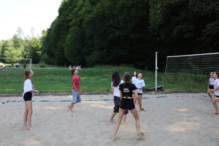 deti v letnom tábore Fantázia – 4. fantastický turnus 2026, 5. deň, Fantastické Kluby ráno – fotka 12 z 49