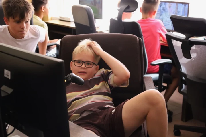 deti v letnom tábore Fantázia – 4. fantastický turnus 2026, 5. deň, Fantastické Kluby ráno – fotka 33 z 49