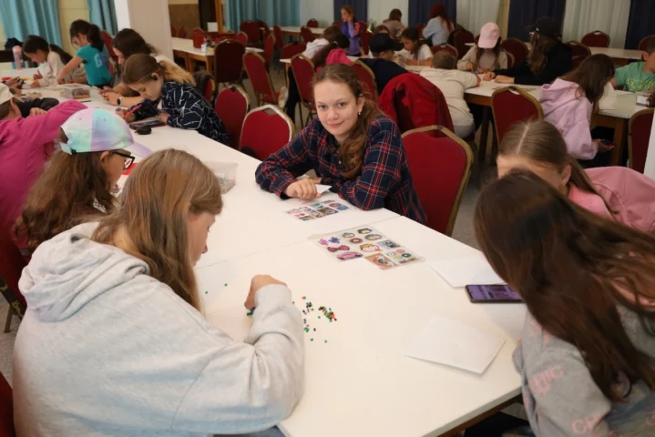 deti v letnom tábore Fantázia – 1. fantastický turnus 2026, 6. deň, Fantastické kluby dopoludnia – fotka 8 z 79