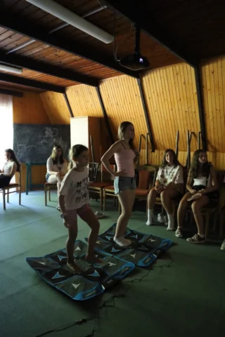 deti v letnom tábore Fantázia – 4. fantastický turnus 2026, 3. deň, Fantastické kluby ráno – fotka 55 z 57