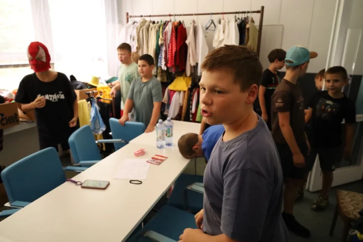 deti v letnom tábore Fantázia – 5. fantastický turnus 2026, 7. deň, Príprava na festival – fotka 10 z 58