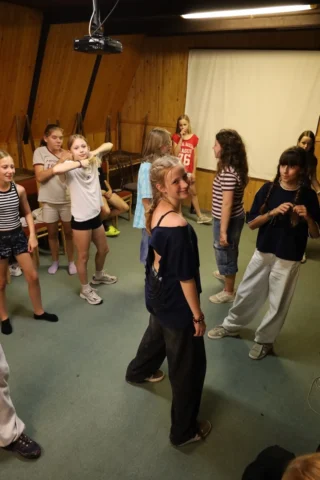 deti v letnom tábore Fantázia – 5. fantastický turnus 2026, 7. deň, Príprava na festival – fotka 28 z 58