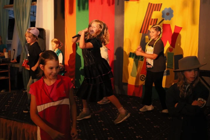 deti v letnom tábore Fantázia – 5. fantastický turnus 2026, 7. deň, Hudobný festival – fotka 30 z 140