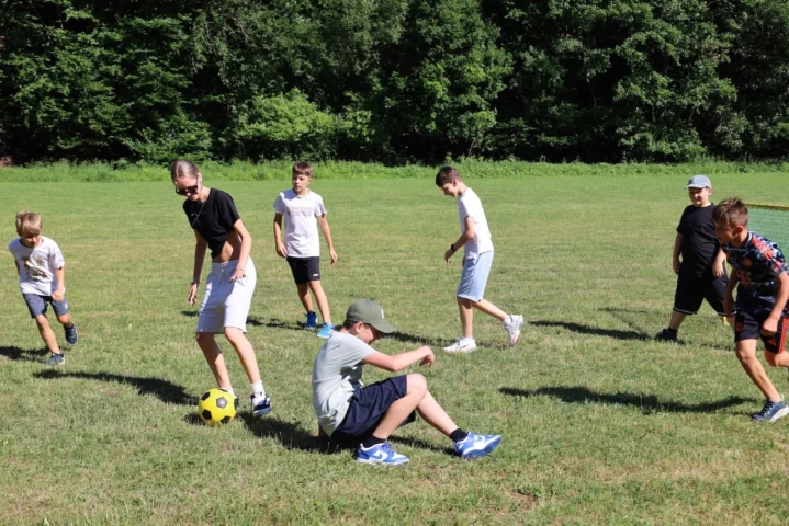deti v letnom tábore Fantázia – 1. fantastický turnus 2026, 2. deň, Fantastické kluby popoludní – fotka 18 z 89