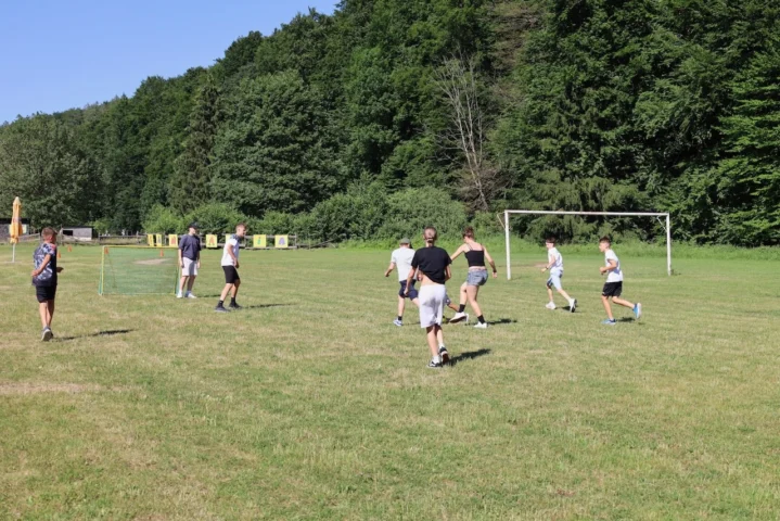 deti v letnom tábore Fantázia – 1. fantastický turnus 2026, 2. deň, Fantastické kluby popoludní – fotka 16 z 89