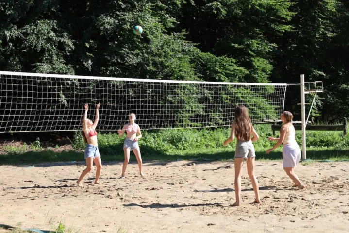 deti v letnom tábore Fantázia – 1. fantastický turnus 2026, 2. deň, Fantastické kluby popoludní – fotka 27 z 89