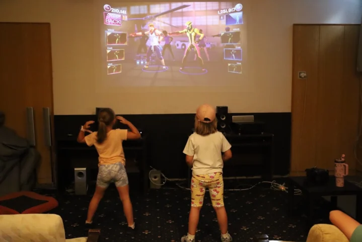deti v letnom tábore Fantázia – 1. fantastický turnus 2026, 2. deň, Fantastické kluby popoludní – fotka 55 z 89