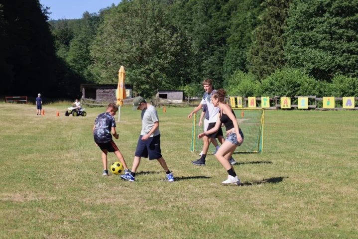 deti v letnom tábore Fantázia – 1. fantastický turnus 2026, 2. deň, Fantastické kluby popoludní – fotka 17 z 89