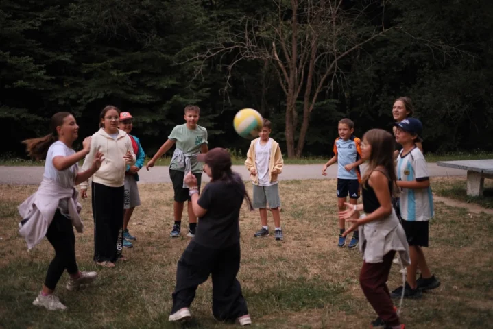 deti v letnom tábore Fantázia – 5. fantastický turnus 2026, 5. deň, Opekačka – fotka 13 z 54