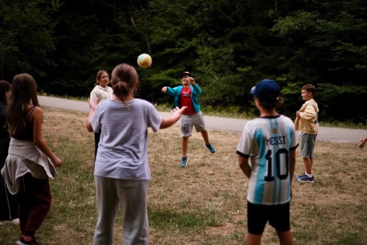 deti v letnom tábore Fantázia – 5. fantastický turnus 2026, 5. deň, Opekačka – fotka 14 z 54