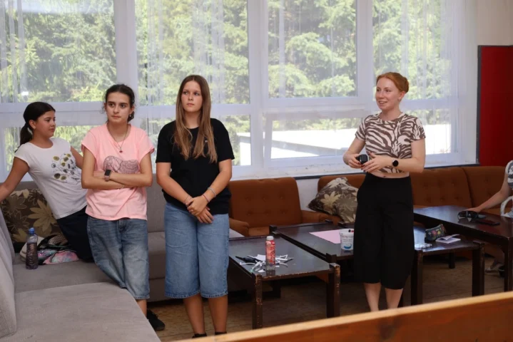 deti v letnom tábore Fantázia – 1. fantastický turnus 2026, 2. deň, Príprava na večerný program – fotka 34 z 73