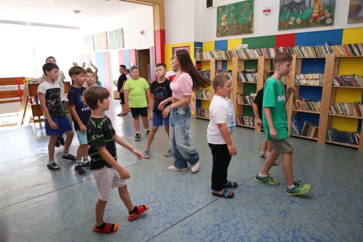 deti v letnom tábore Fantázia – 1. fantastický turnus 2026, 2. deň, Príprava na večerný program – fotka 30 z 73