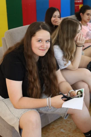 deti v letnom tábore Fantázia – 1. fantastický turnus 2026, 2. deň, Príprava na večerný program – fotka 18 z 73