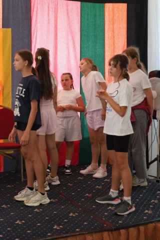 deti v letnom tábore Fantázia – 1. fantastický turnus 2026, 2. deň, Príprava na večerný program – fotka 67 z 73