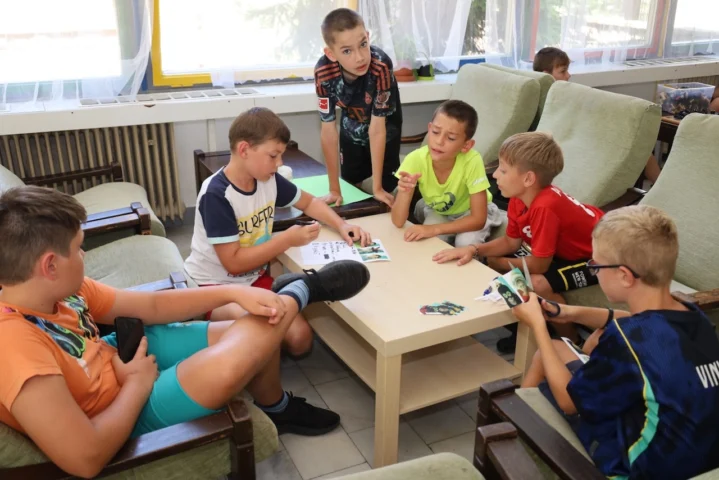 deti v letnom tábore Fantázia – 1. fantastický turnus 2026, 2. deň, Príprava na večerný program – fotka 11 z 73