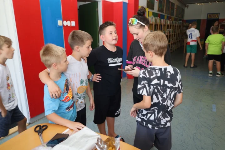 deti v letnom tábore Fantázia – 1. fantastický turnus 2026, 2. deň, Príprava na večerný program – fotka 29 z 73