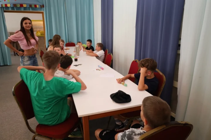 deti v letnom tábore Fantázia – 1. fantastický turnus 2026, 2. deň, Príprava na večerný program – fotka 6 z 73