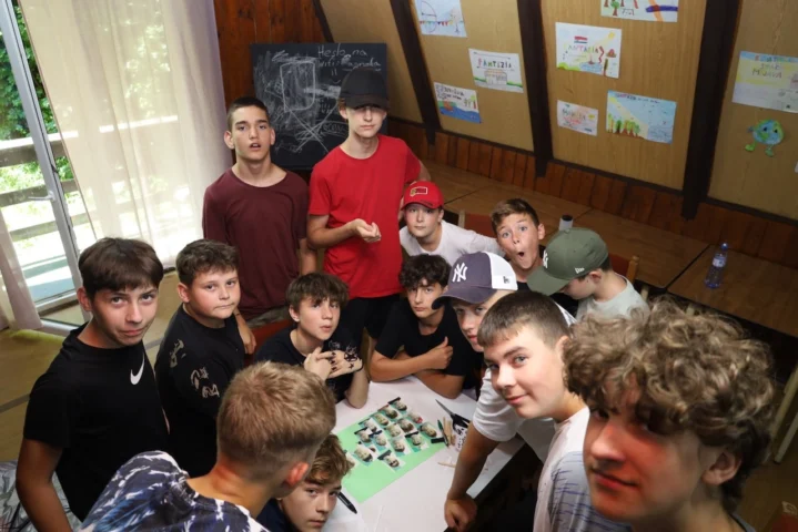 deti v letnom tábore Fantázia – 1. fantastický turnus 2026, 2. deň, Príprava na večerný program – fotka 49 z 73
