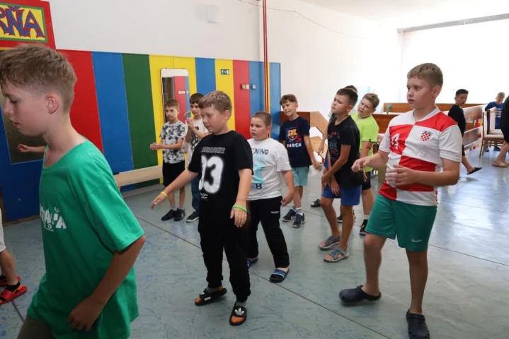 deti v letnom tábore Fantázia – 1. fantastický turnus 2026, 2. deň, Príprava na večerný program – fotka 27 z 73