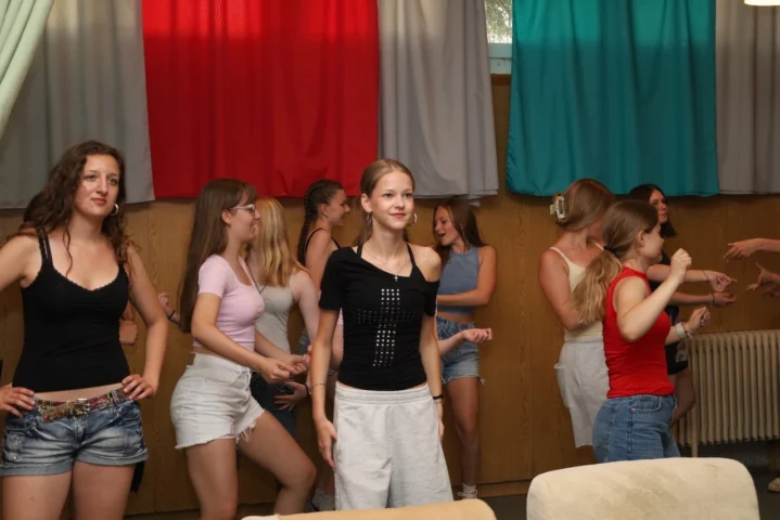 deti v letnom tábore Fantázia – 1. fantastický turnus 2026, 2. deň, Príprava na večerný program – fotka 21 z 73