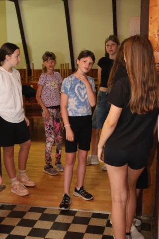 deti v letnom tábore Fantázia – 1. fantastický turnus 2026, 2. deň, Príprava na večerný program – fotka 59 z 73