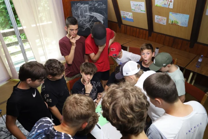 deti v letnom tábore Fantázia – 1. fantastický turnus 2026, 2. deň, Príprava na večerný program – fotka 48 z 73