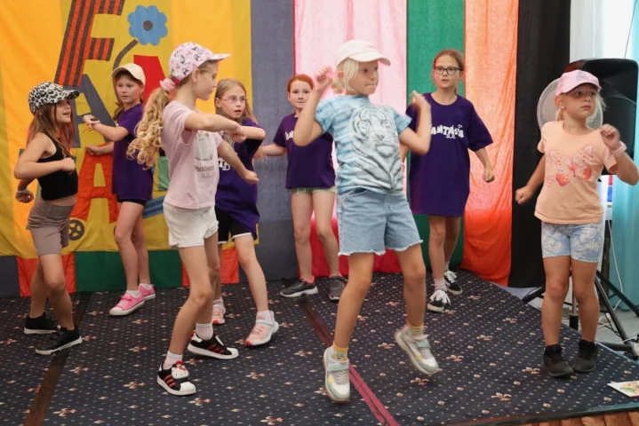deti v letnom tábore Fantázia – 1. fantastický turnus 2026, 2. deň, Príprava na večerný program – fotka 2 z 73