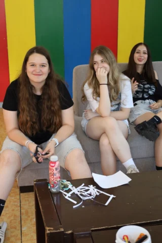 deti v letnom tábore Fantázia – 1. fantastický turnus 2026, 2. deň, Príprava na večerný program – fotka 15 z 73